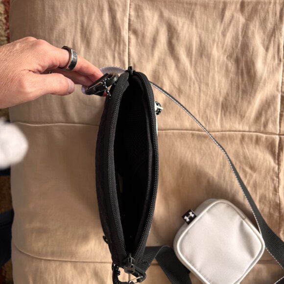 Small Under Armour Crossbody Bag Black - Picture 2 of 3